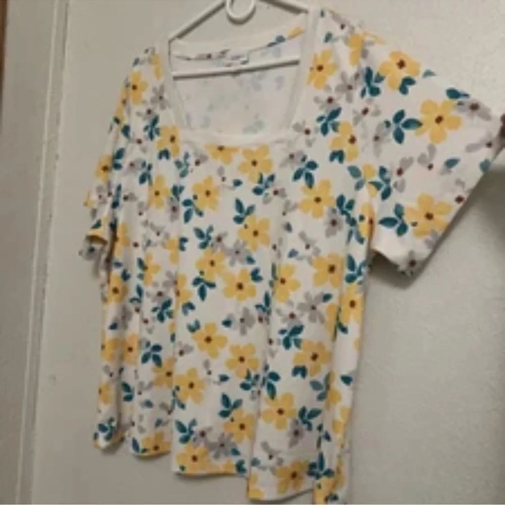 Plus size Floral Print Women's Top - Picture 2 of 4